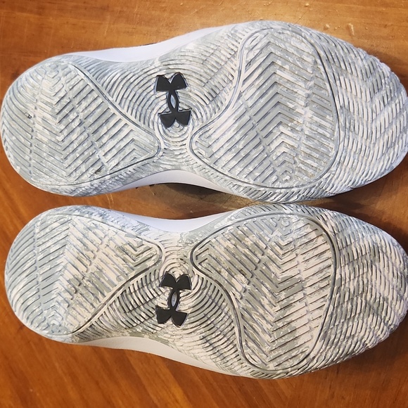 Youth 2.5Y UnderArmour basketball shoes - Picture 4 of 4
